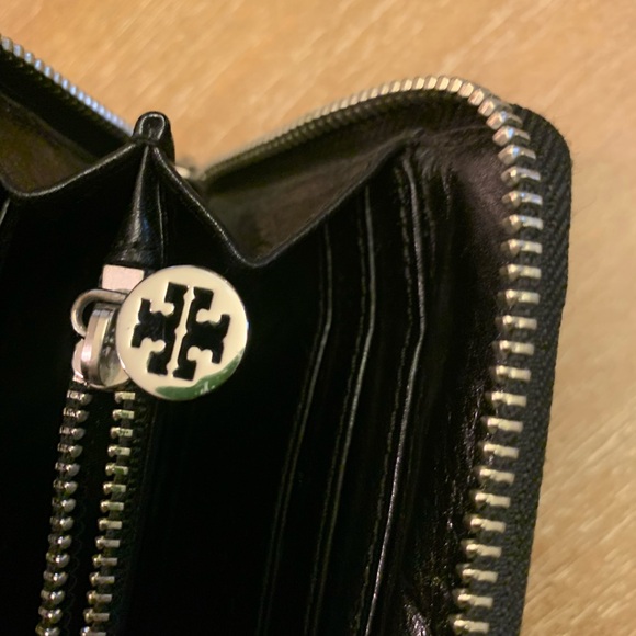 Tory Burch Black Leather Wallet with Silver Detail - Picture 6 of 10